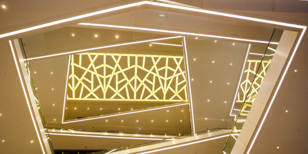 Reformas Integrales de Tiendas y Locales  Comerciales San Juan de Alicante · Diseño e Instalación de Iluminación LED Eficiente